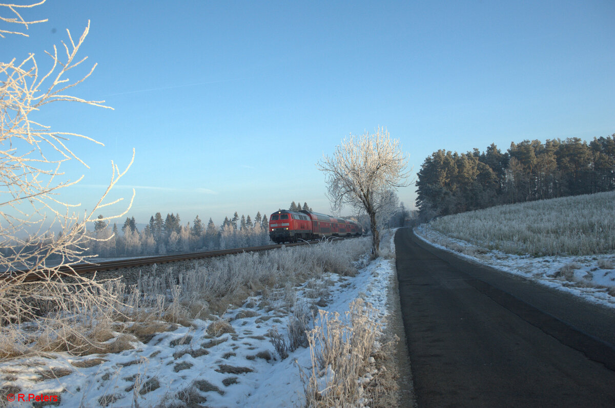 218 428-1 zieht bei Marktleuthen den RE2 RE4859 Hof - München. 29.12.24