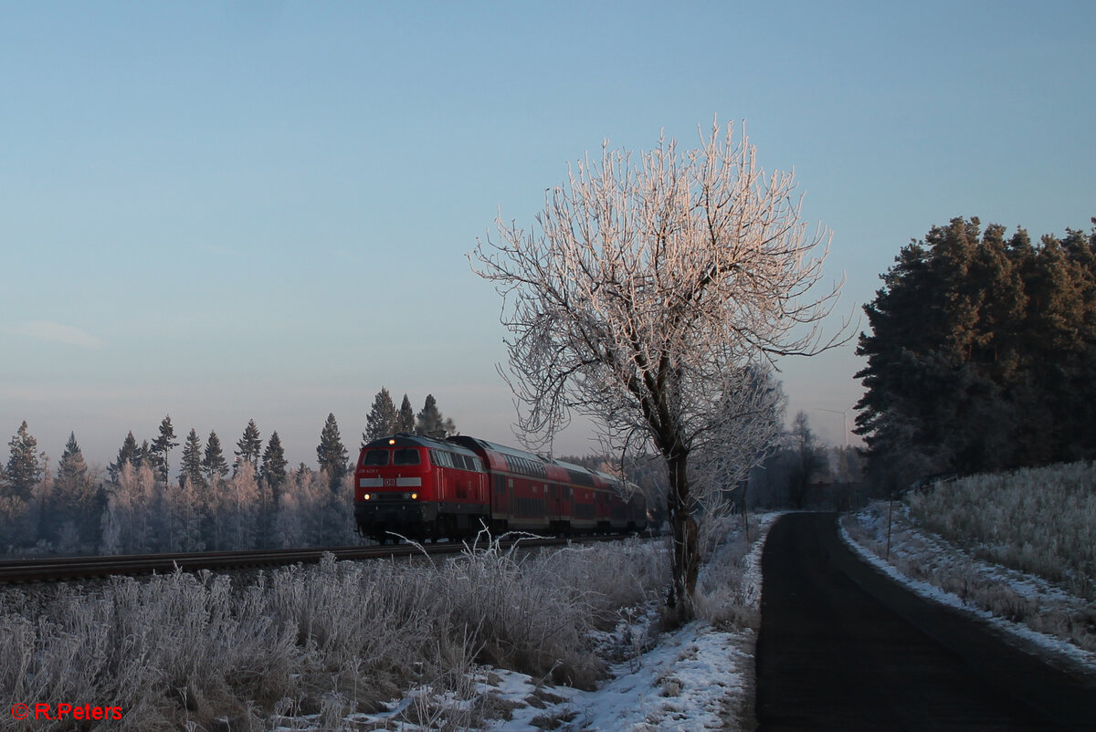 218 428-1 zieht bei Marktleuthen den RE2 RE4859 Hof - München. 29.12.24