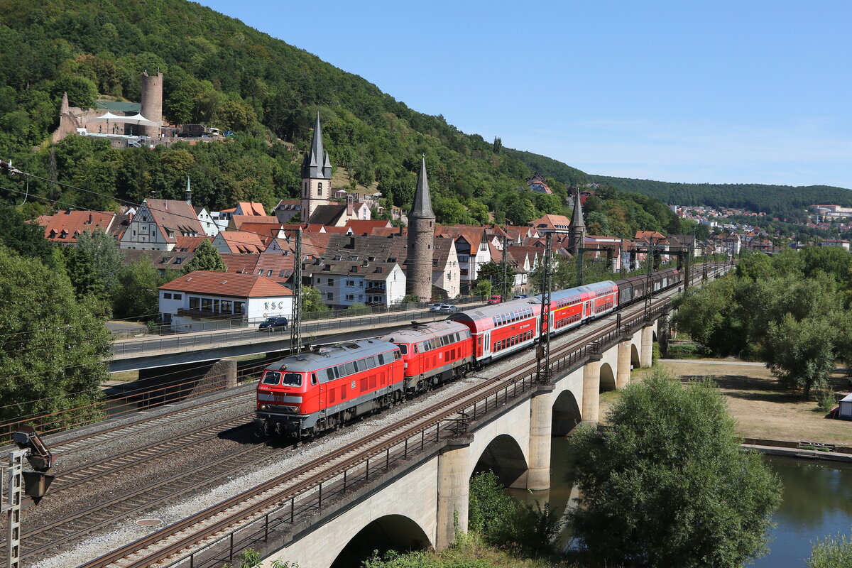 218 430 und 218 307 mit dem  BR Radlzug  aus W�rzburg kommend am 6. August 2022 bein Gem�nden am Main.
