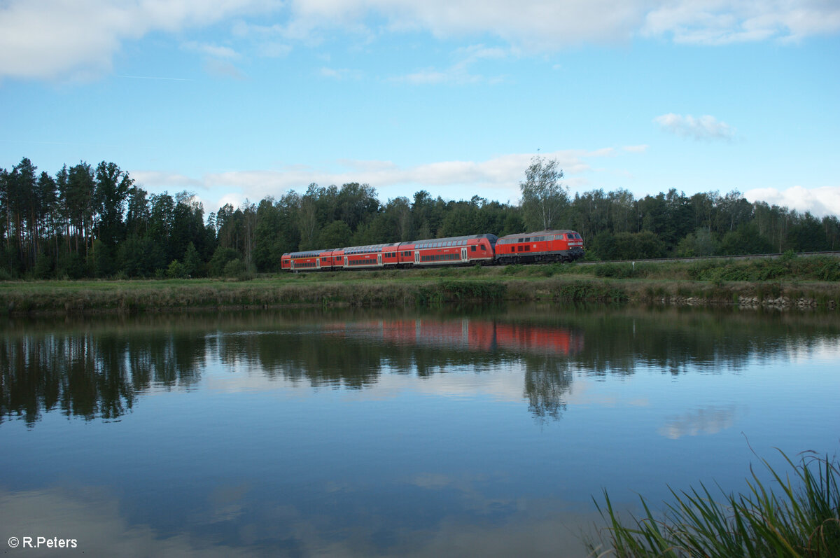 218 438-0 zieht kurz vor Wiesau/Oberpfalz den RE2 RE4852 M�nchen - Hof. 15.09.24
