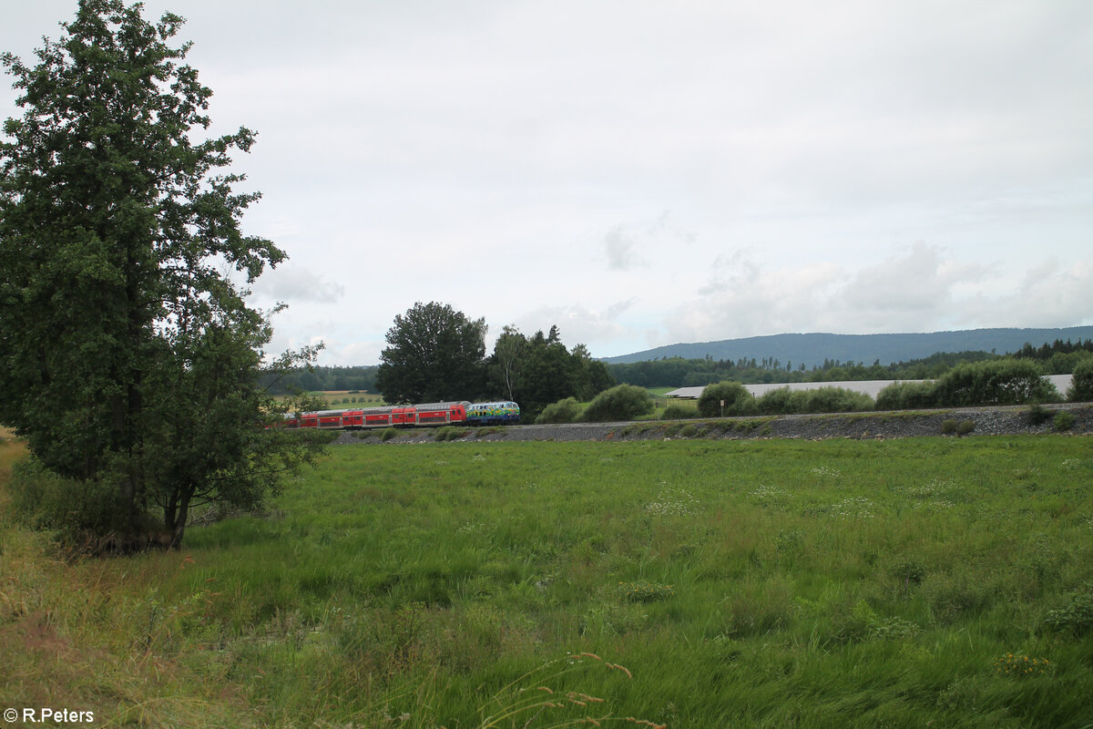 218 443  Donna  zieht mit dem RE2 4854 München - Hof am trocken gelegten Rechenweiher vorbei. 07.07.24