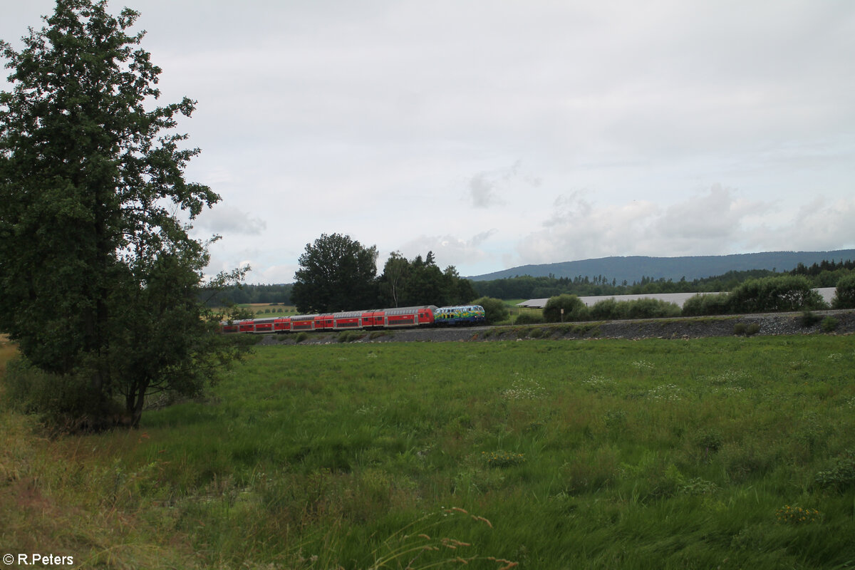 218 443  Donna  zieht mit dem RE2 4854 München - Hof am trocken gelegten Rechenweiher vorbei. 07.07.24