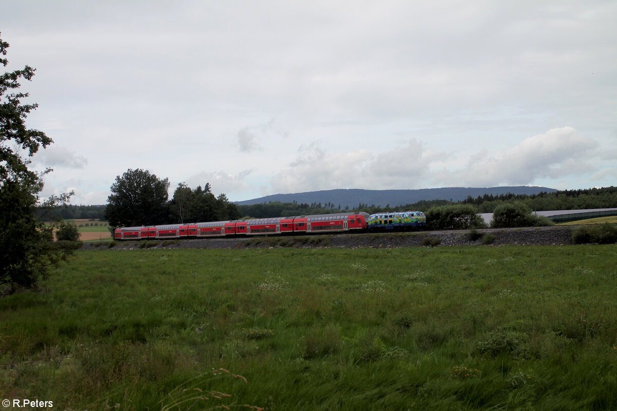 218 443  Donna  zieht mit dem RE2 4854 München - Hof am trocken gelegten Rechenweiher vorbei. 07.07.24