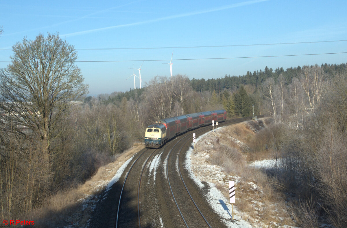 218 446 zieht den RE2 RE4861 Hof - München kurz vor Röslau. 29.12.24