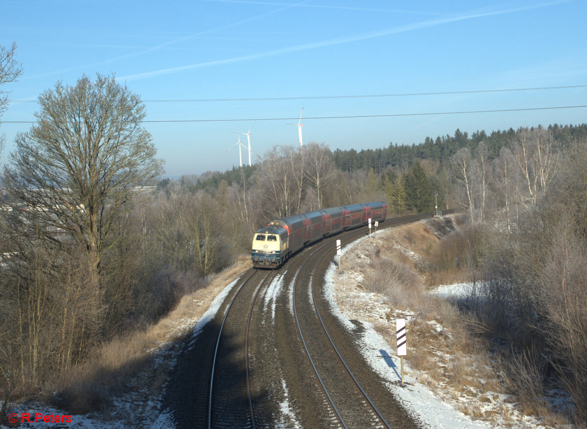 218 446 zieht den RE2 RE4861 Hof - München kurz vor Röslau. 29.12.24