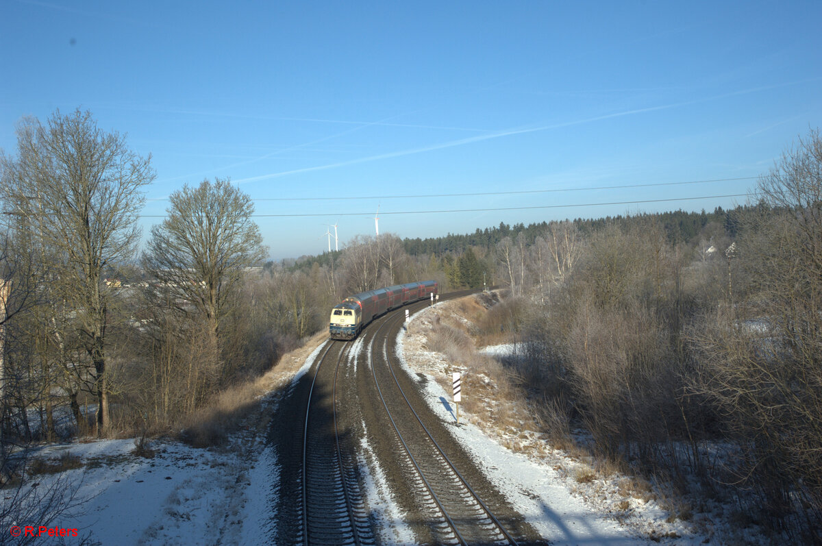 218 446 zieht den RE2 RE4861 Hof - München kurz vor Röslau. 29.12.24