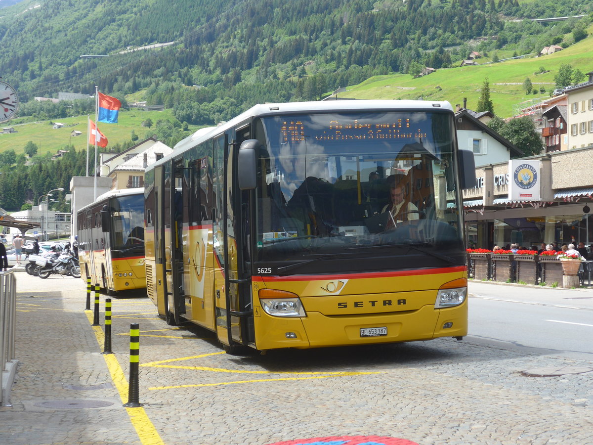 (218'113) - PostAuto Bern - Nr. 70/BE 653'387 - Setra am 21. Juni 2020 beim Bahnhof Airolo