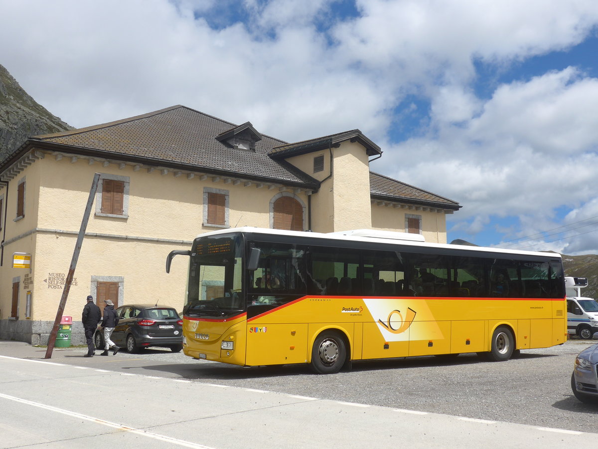 (218'116) - PostAuto Bern - BE 476'689 - Iveco am 21. Juni 2020 in Gotthard, Passhhe