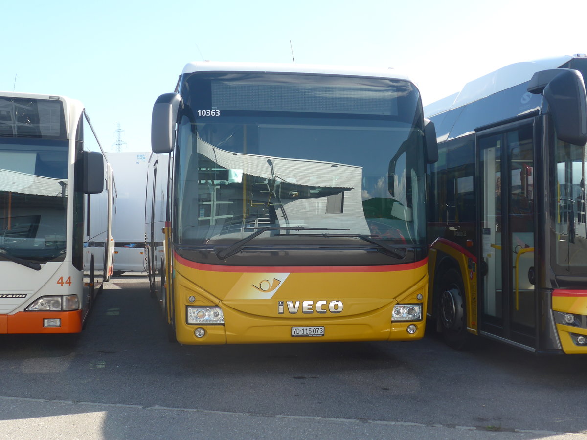 (218'164) - CarPostal Ouest - VD 115'073 - Iveco am 27. Juni 2020 in Kerzers, Interbus