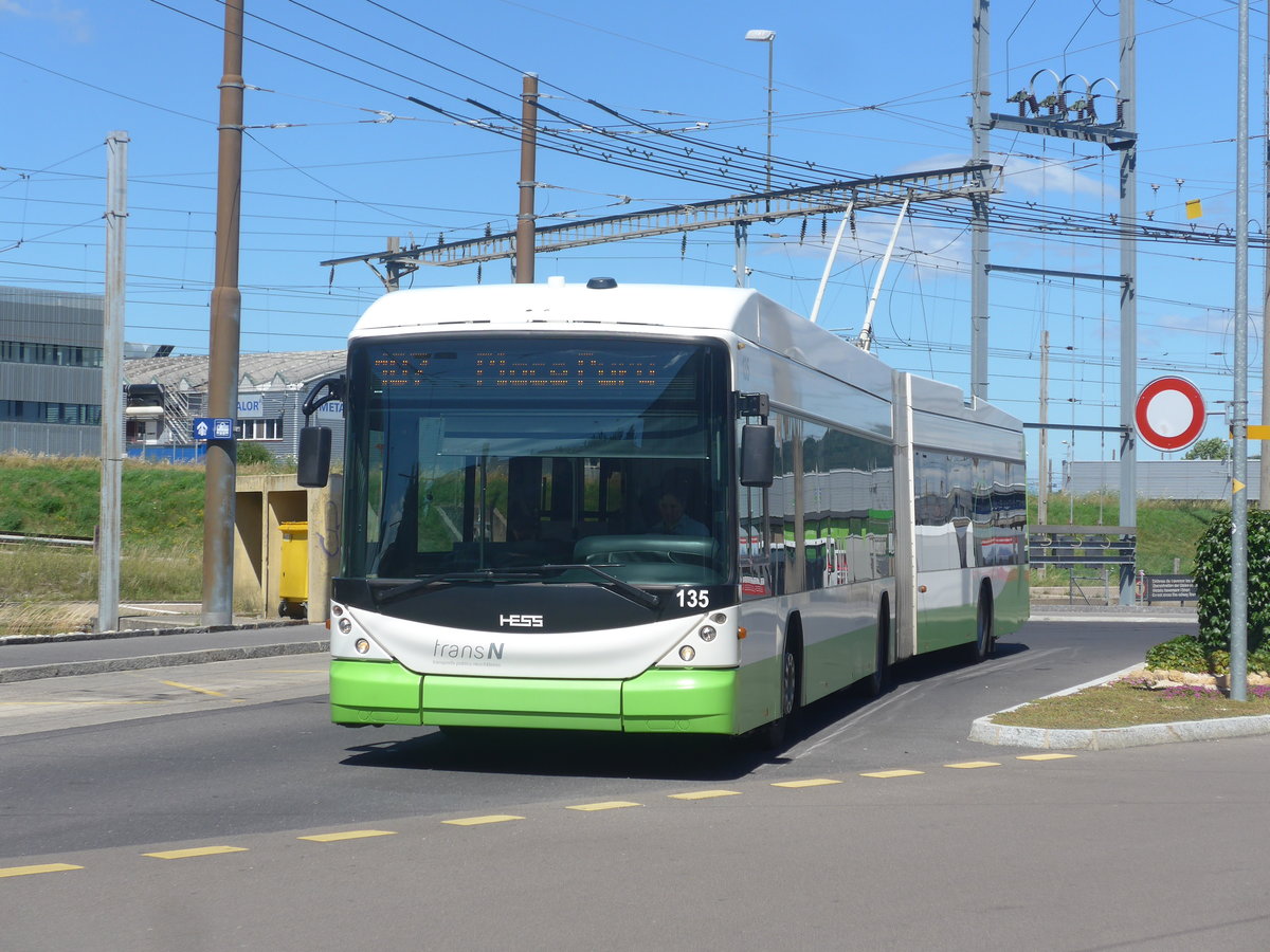 (218'565) - transN, La Chaux-de-Fonds - Nr. 135 - Hess/Hess Gelenktrolleybus (ex TN Neuchtel Nr. 135) am 6. Juli 2020 beim Bahnhof Marin-pagnier