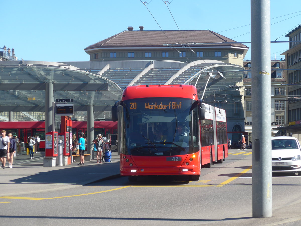 (218'691) - Bernmobil, Bern - Nr. 42 - Hess/Hess Doppelgelenktrolleybus am 12. Juli 2020 beim Bahnhof Bern 