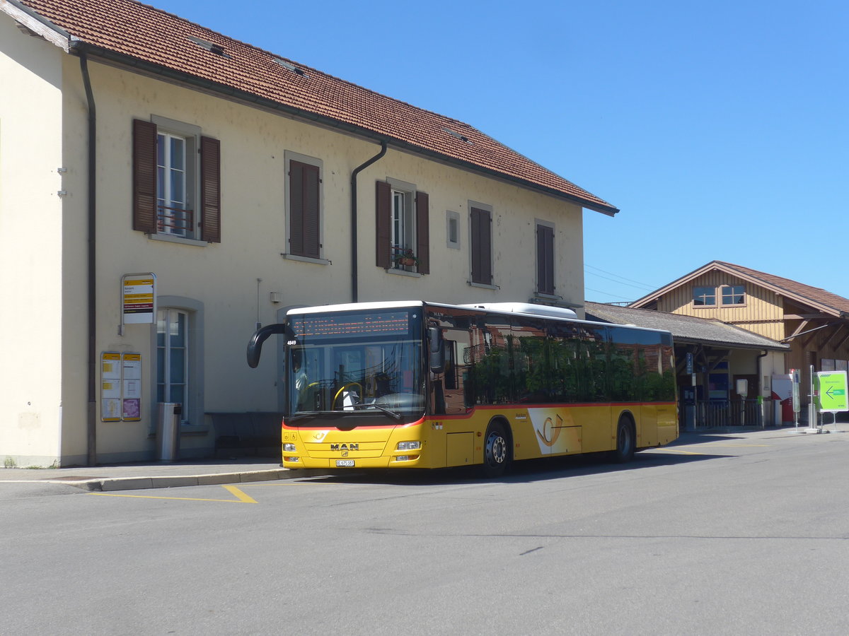 (219'245) - PostAuto Bern - Nr. 541/BE 675'387 - MAN am 27. Juli 2020 beim Bahnhof Kerzers