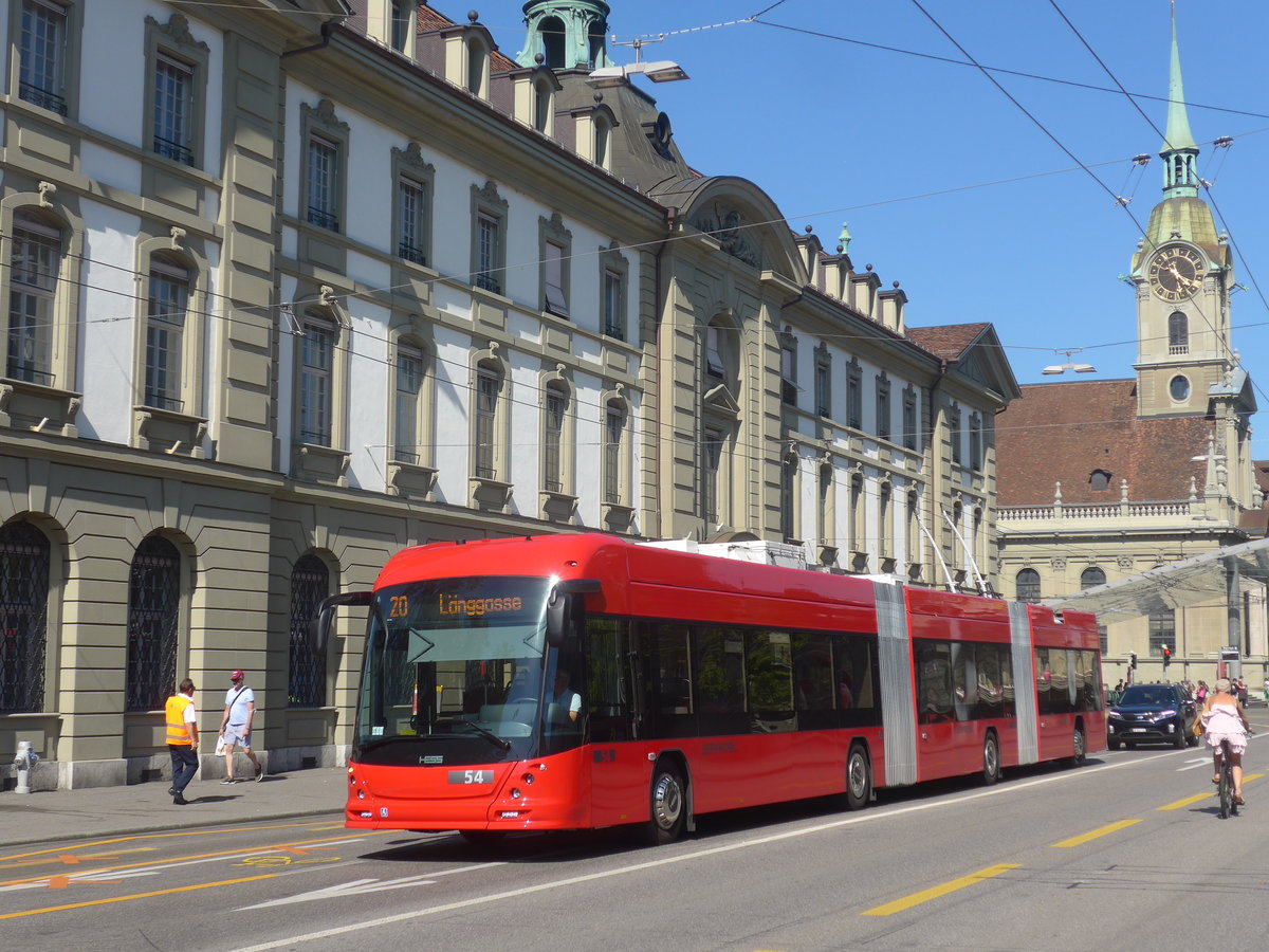 (219'606) - Bernmobil, Bern - Nr. 54 - Hess/Hess Doppelgelenktrolleybus am 9. August 2020 beim Bahnhof Bern