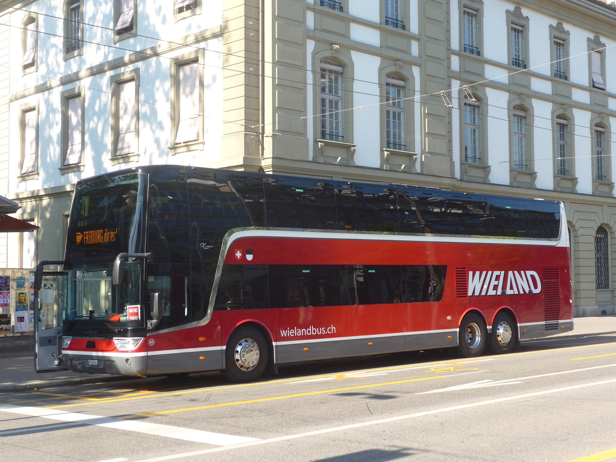 (219'627) - Wieland, Murten - Nr. 93/FR 300'600 - Van Hool am 9. August 2020 beim Bahnhof Bern