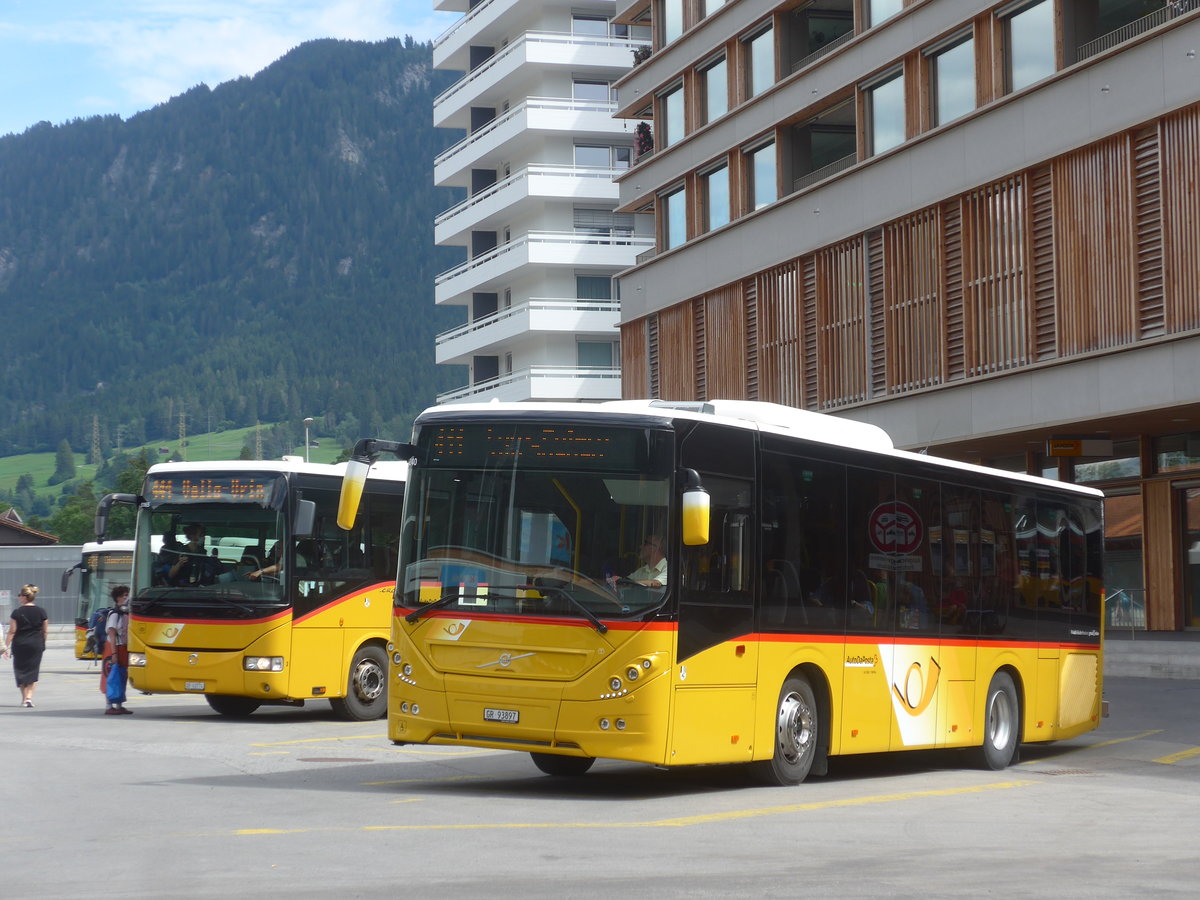 (219'815) - Bundi, Disentis - GR 93'897 - Volvo am 16. August 2020 beim Bahnhof Ilanz