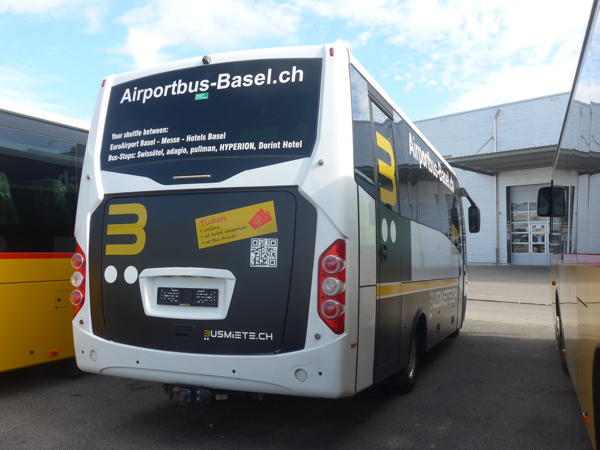 (220'051) - Busmiete, Mnchenstein - Iveco/Sitcar am 23. August 2020 in Kerzers, Interbus (Einsatz Airportbus)