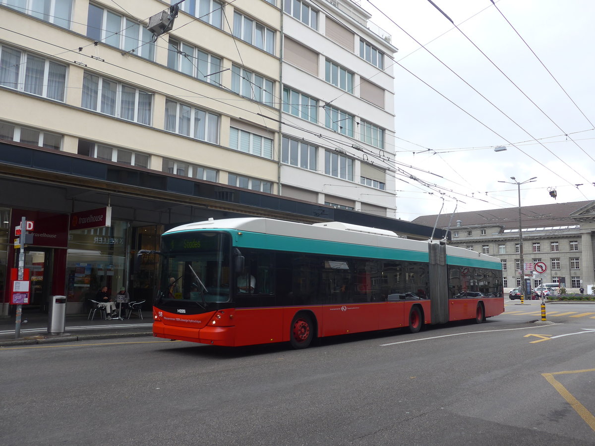 (220'430) - VB Biel - Nr. 58 - Hess/Hess Gelenktrolleybus am 31. August 2020 beim Bahnhof Biel