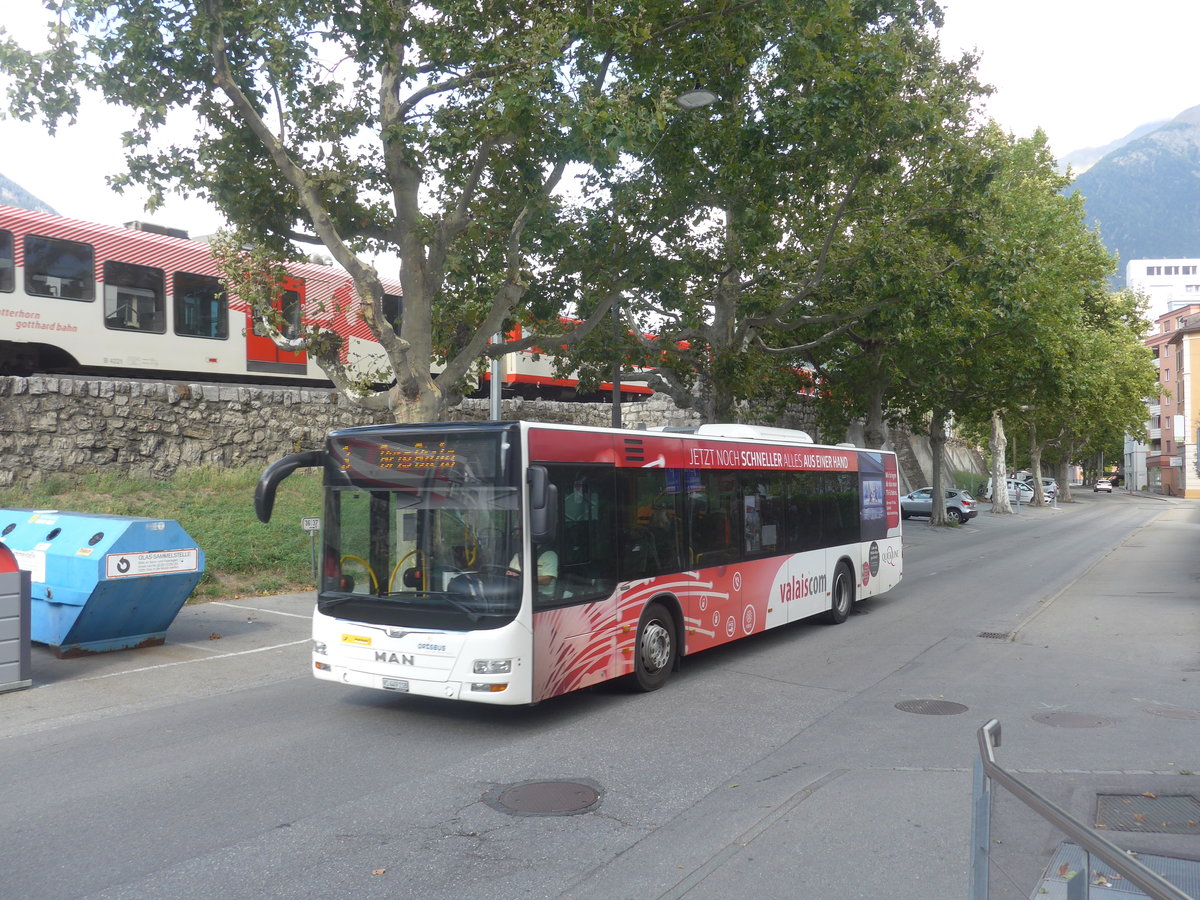 (220'527) - PostAuto Wallis - VS 449'118 - MAN am 6. September 2020 beim Bahnhof Brig