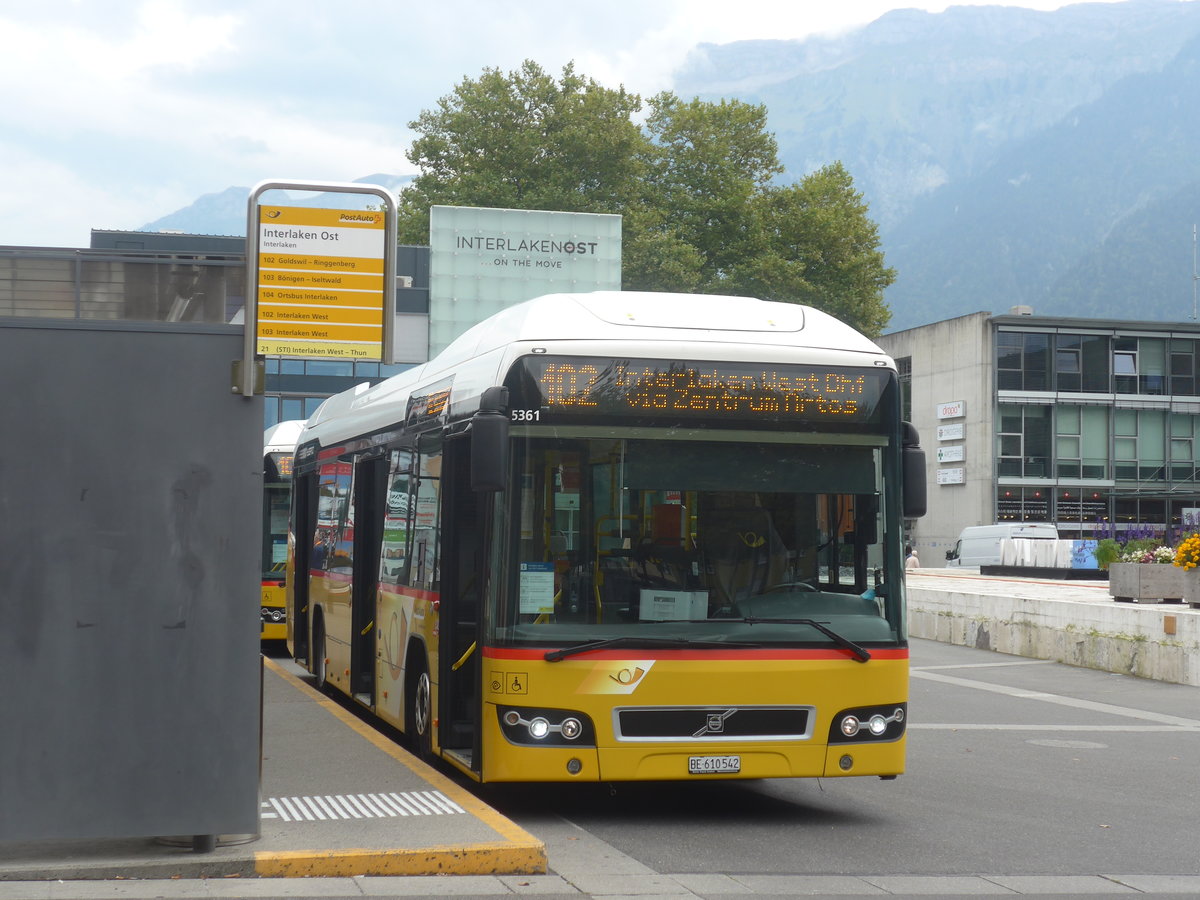 (220'917) - PostAuto Bern - BE 610'542 - Volvo am 21. September 2020 beim Bahnhof Interlaken Ost