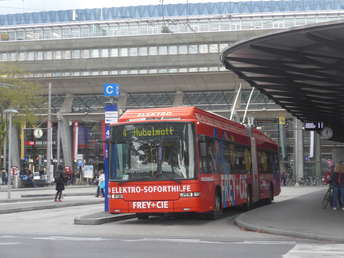 (221'386) - VBL Luzern - Nr. 210 - Hess/Hess Gelenktrolleybus am 25. September 2020 beim Bahnhof Luzern