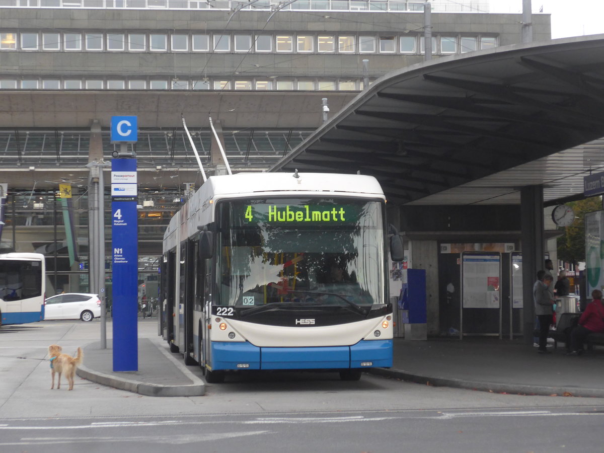 (221'399) - VBL Luzern - Nr. 222 - Hess/Hess Gelenktrolleybus am 25. September 2020 beim Bahnhof Luzern