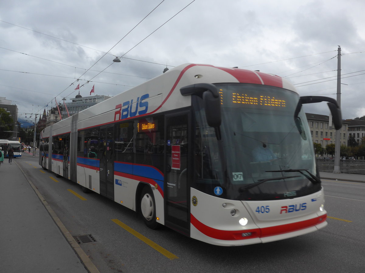 (221'404) - VBL Luzern - Nr. 405 - Hess/Hess Doppelgelenktrolleybus am 25. September 2020 in Luzern, Bahnhofbrcke