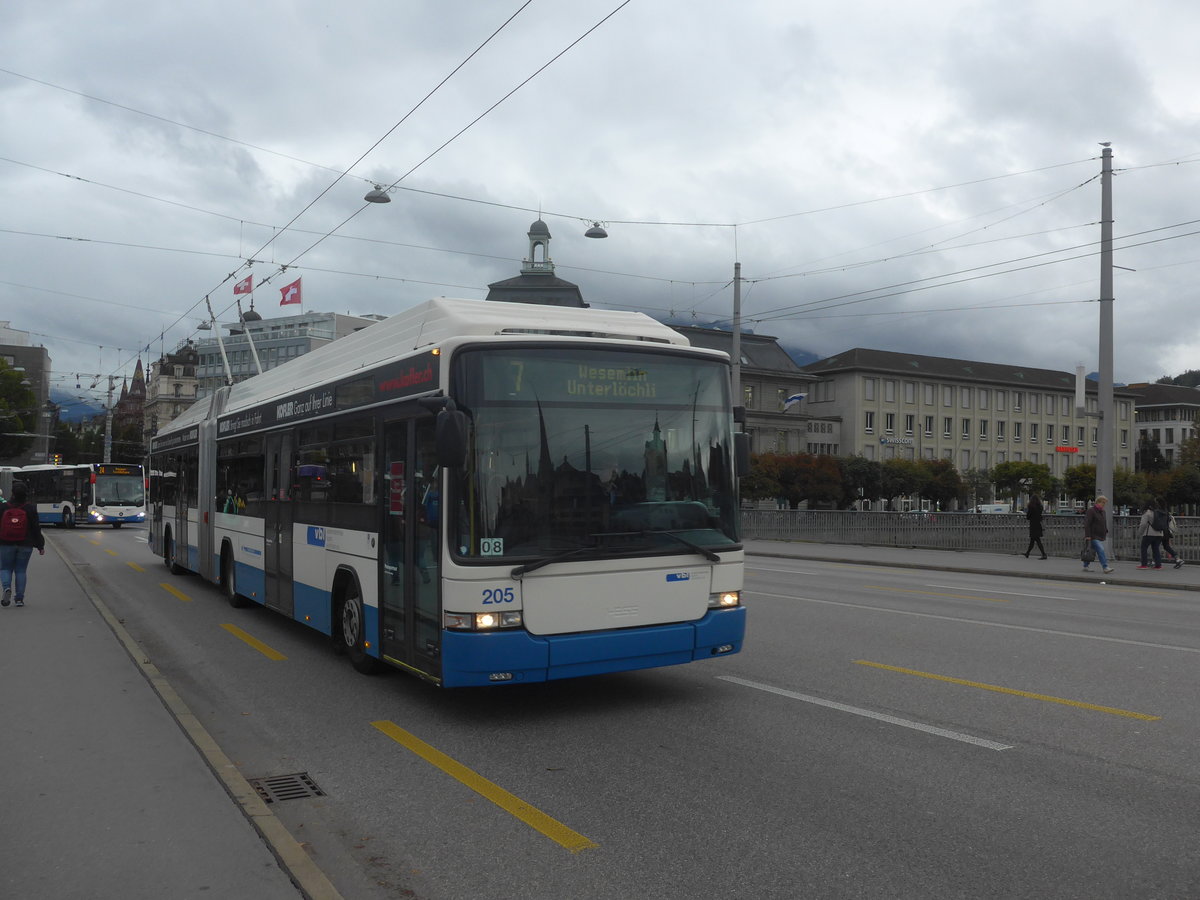 (221'405) - VBL Luzern - Nr. 205 - Hess/Hess Gelenktrolleybus am 25. September 2020 in Luzern, Bahnhofbrcke