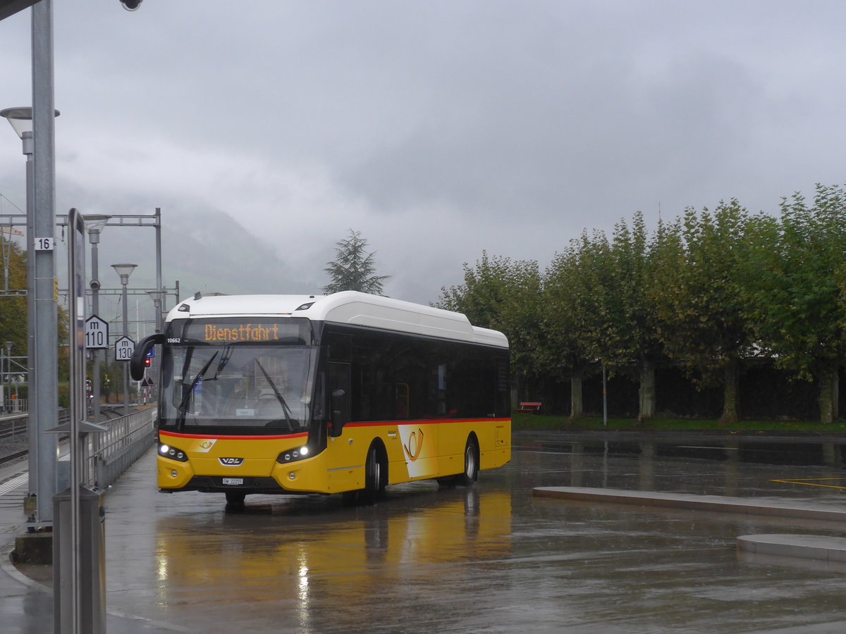 (221'653) - PostAuto Zentralschweiz - OW 22'255 - VDL am 10. Oktober 2020 beim Bahnhof Sarnen
