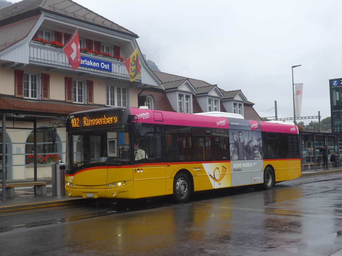 (221'667) - PostAuto Bern - BE 610'537 - Solaris am 10. Oktober 2020 beim Bahnhof Interlaken Ost