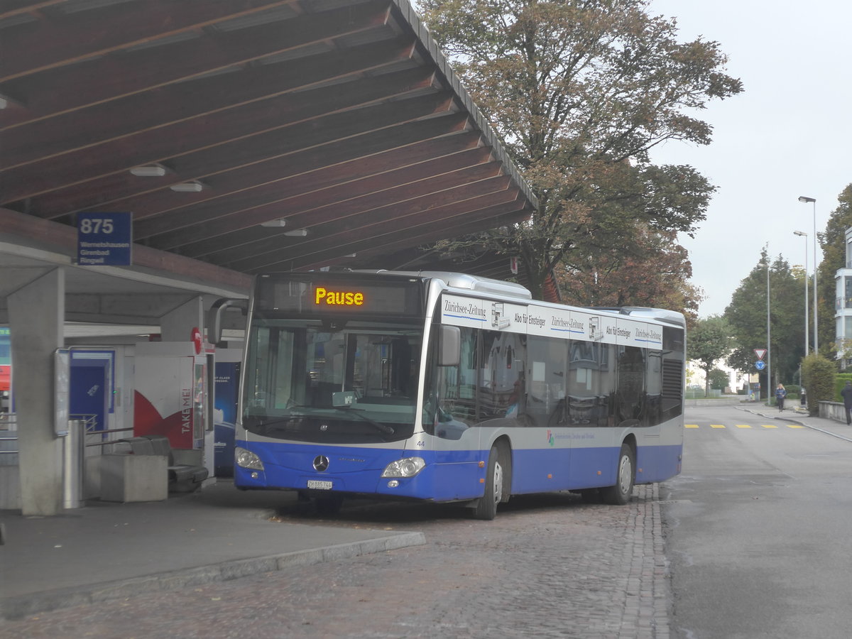 (221'802) - VZO Grningen - Nr. 44/ZH 885'744 - Mercedes am 12. Oktober 2020 beim Bahnhof Hinwil