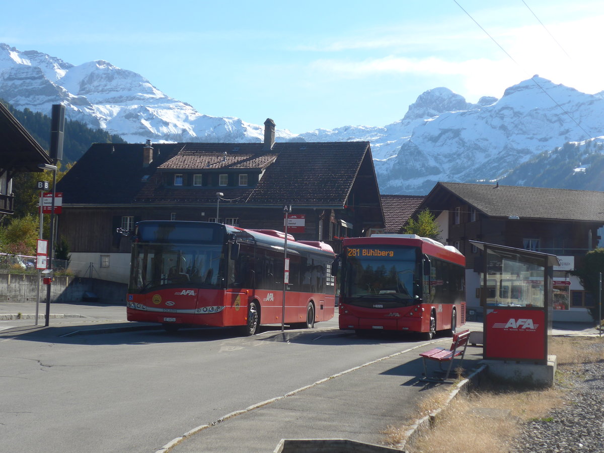 (222'101) - AFA Adelboden - Nr. 91/BE 26'704 - Solaris + Nr. 56/BE 611'033 - Scania/Hess am 19. Oktober 2020 beim Bahnhof Lenk