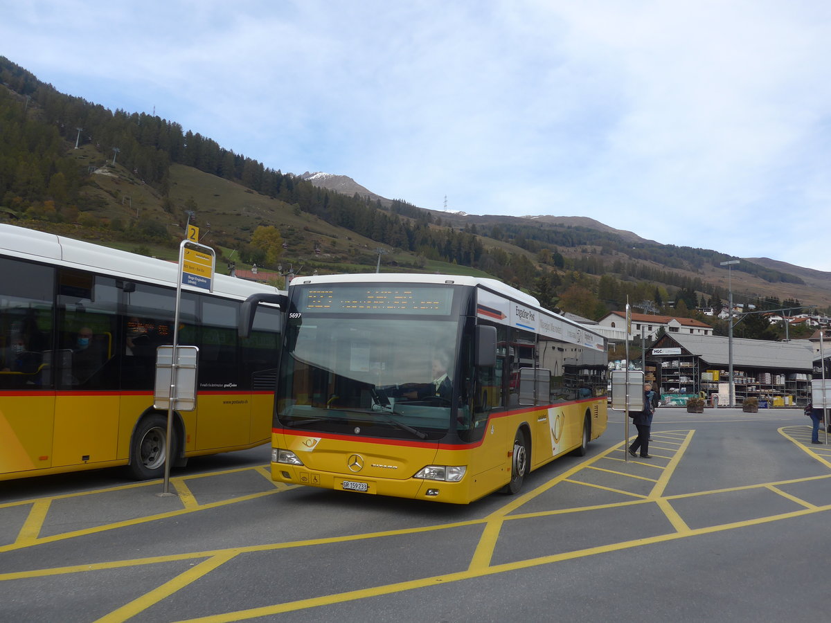 (222'156) - PostAuto Graubnden - GR 159'233 - Mercedes am 20. Oktober 2020 beim Bahnhof Scuol-Tarasp