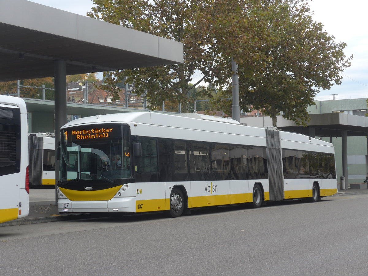 (222'208) - VBSH Schaffhausen - Nr. 107 - Hess/Hess Gelenktrolleybus am 21. Oktober 2020 beim Bahnhof Schaffhausen