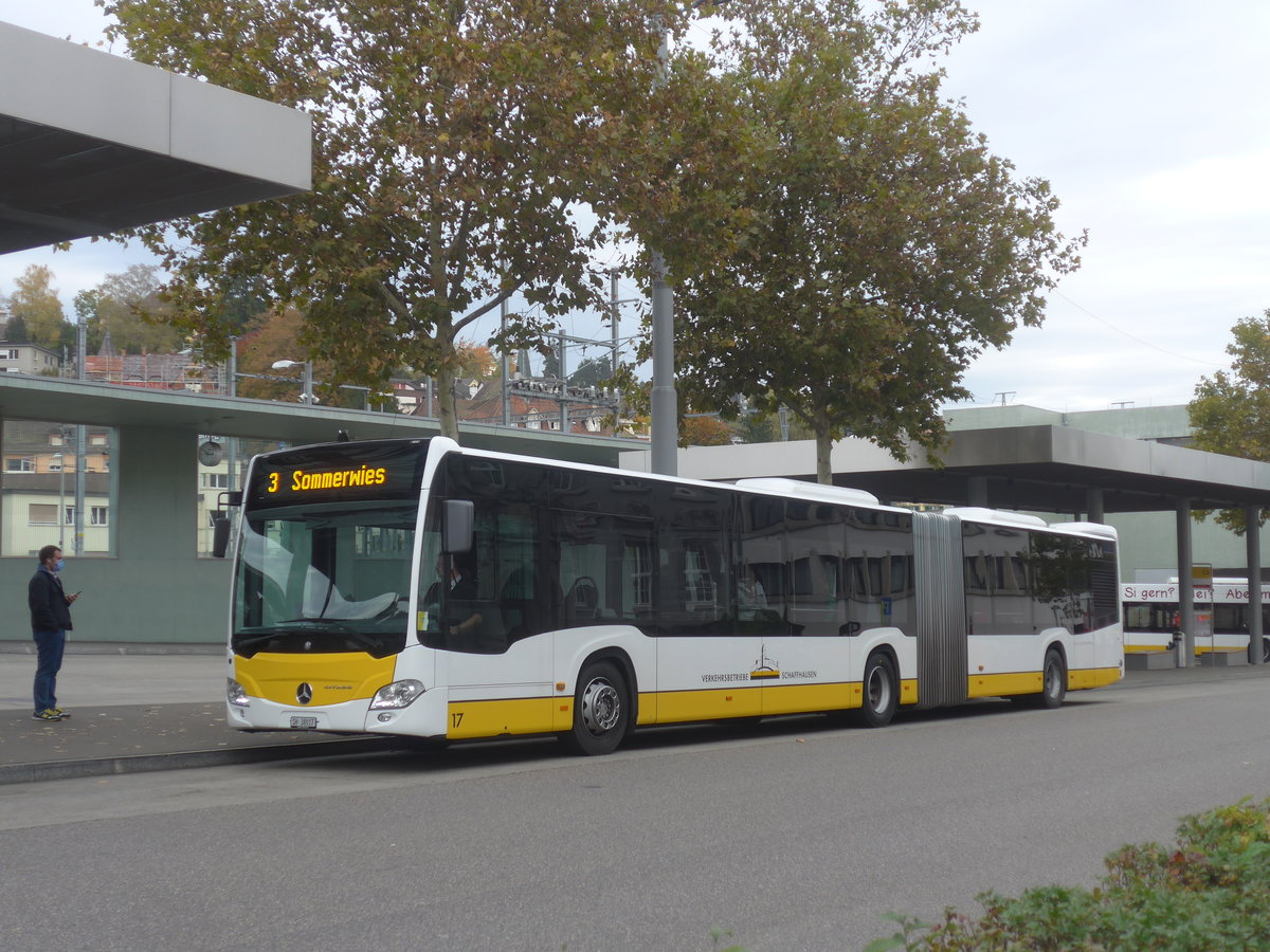 (222'214) - VBSH Schaffhausen - Nr. 17/SH 38'017 - Mercedes am 21. Oktober 2020 beim Bahnhof Schaffhausen