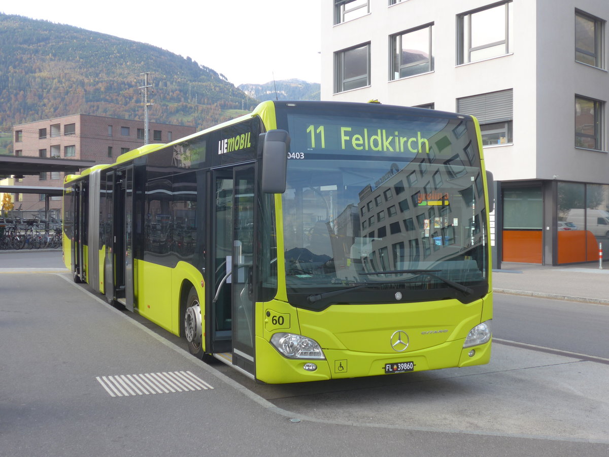 (222'364) - Aus Liechtenstein: Nr. 60/FL 39'860 - Mercedes am 22. Oktober 2020 beim Bahnhof Sargans