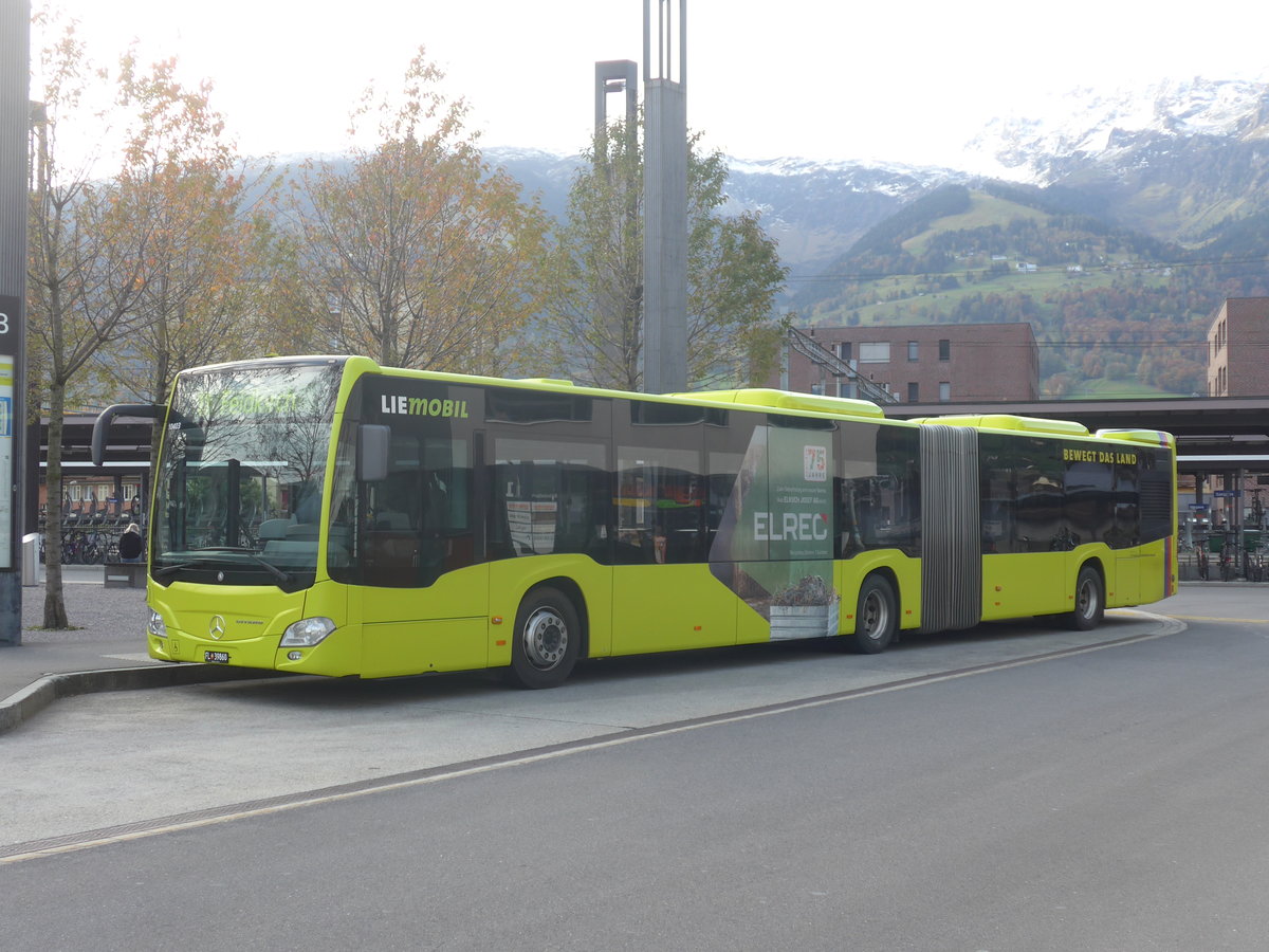 (222'365) - Aus Liechtenstein: PLA Vaduz - Nr. 60/FL 39'860 - Mercedes am 22. Oktober 2020 beim Bahnhof Sargans