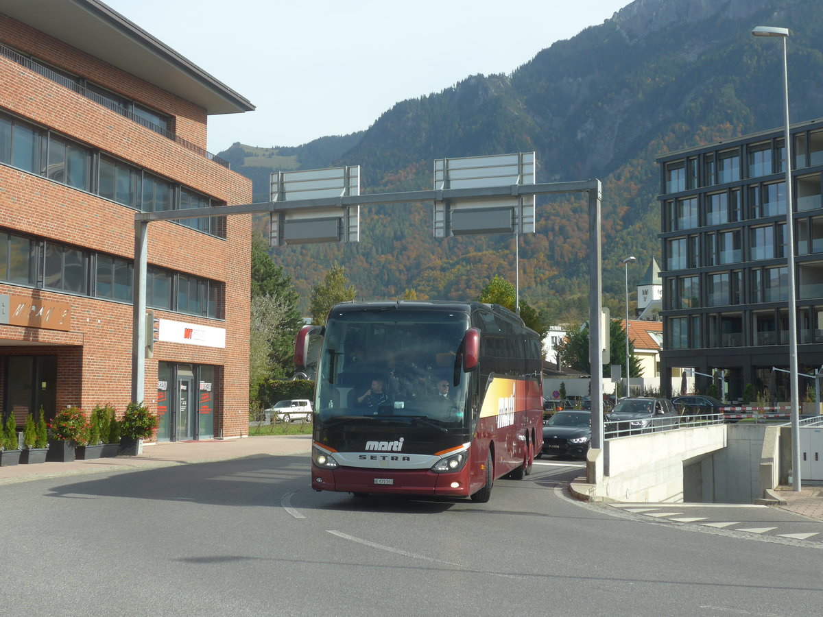 (222'410) - Aus der Schweiz: Marti, Kallnach - Nr. 3/BE 572'203 - Setra am 22. Oktober 2020 beim Bahnhof Schaan