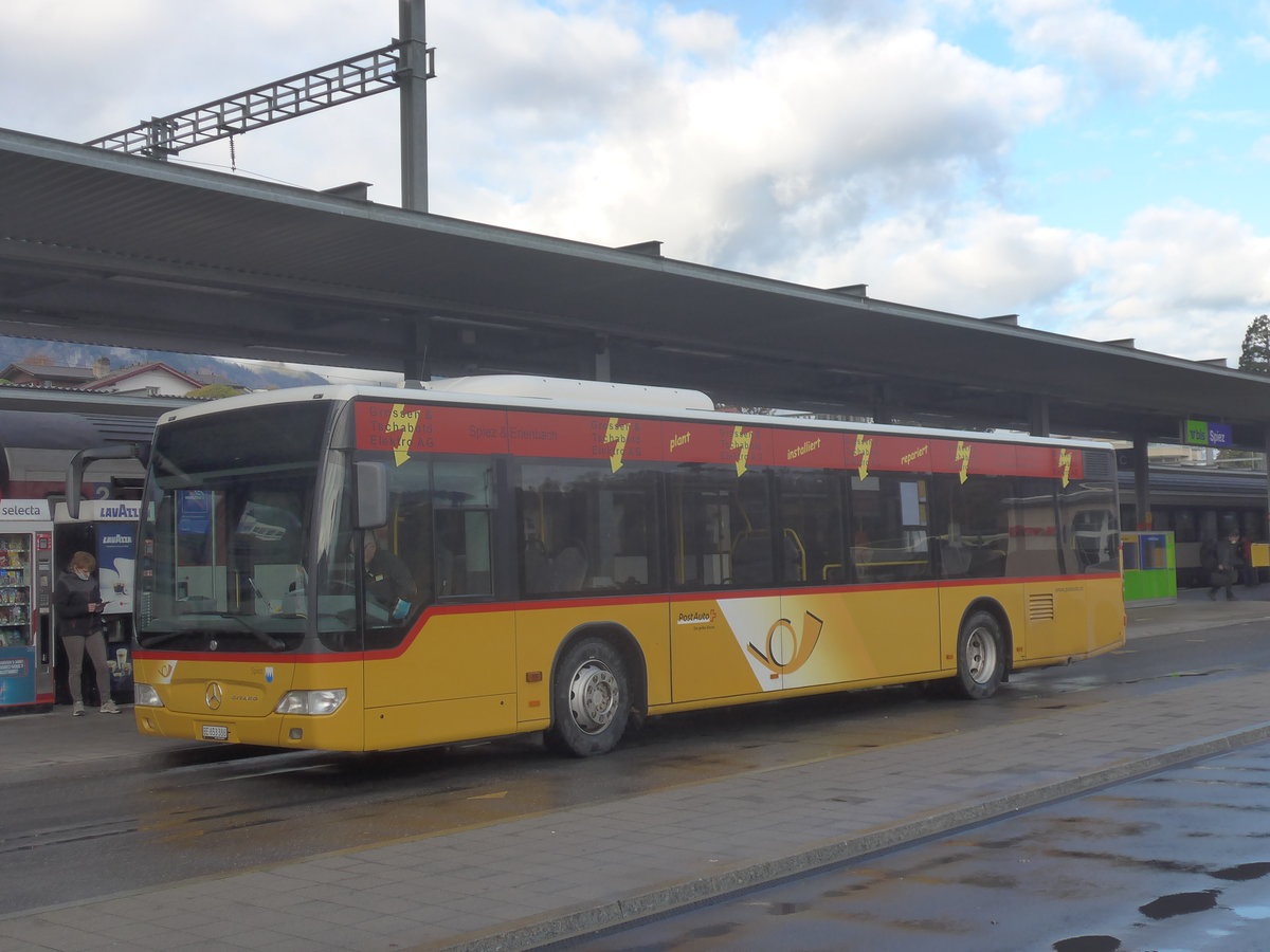 (222'578) - PostAuto Bern - BE 653'386 - Mercedes am 24. Oktober 2020 beim Bahnhof Spiez