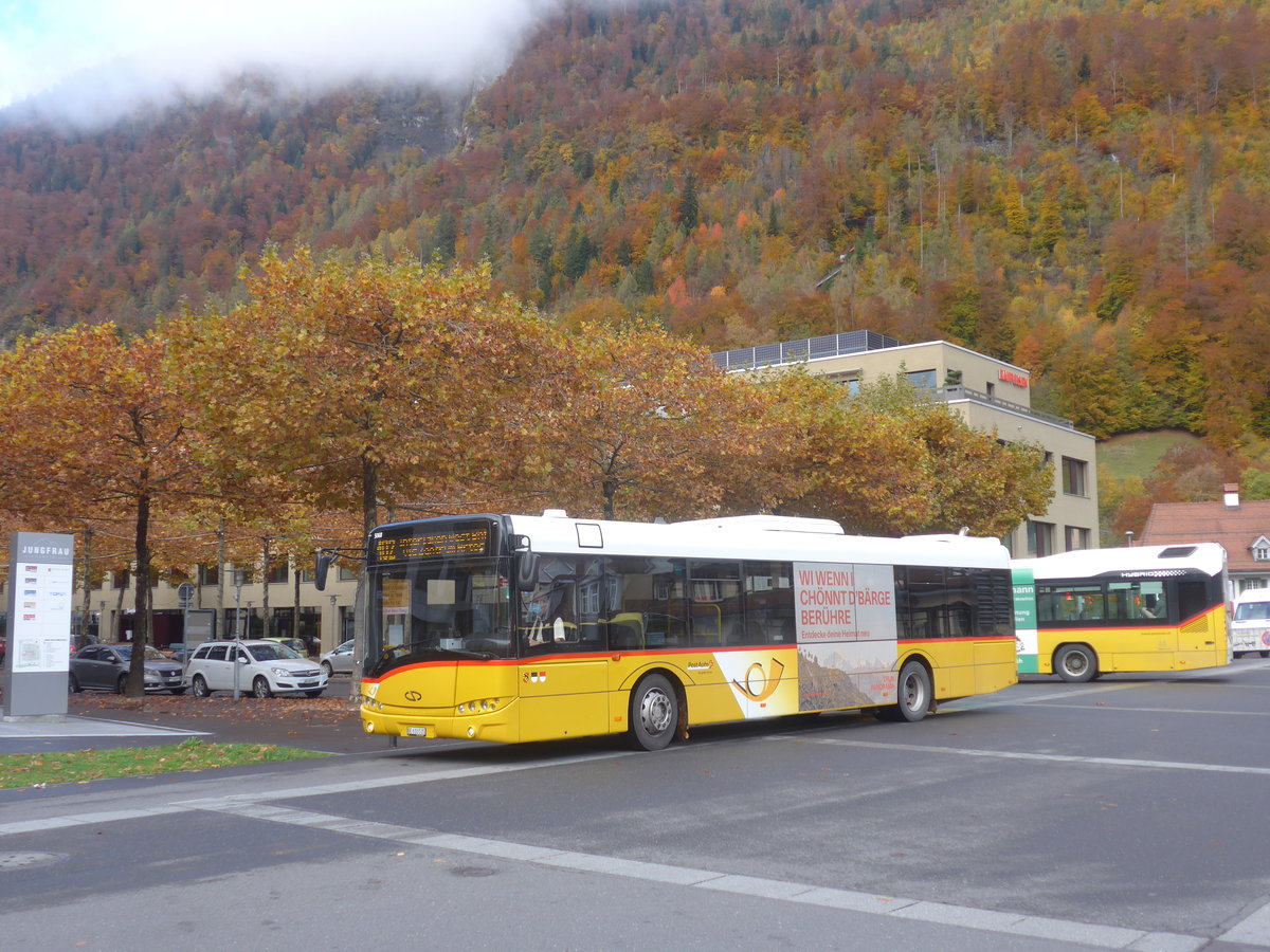 (222'613) - PostAuto Bern - BE 610'535 - Solaris am 24. Oktober 2020 beim Bahnhof Interlaken Ost