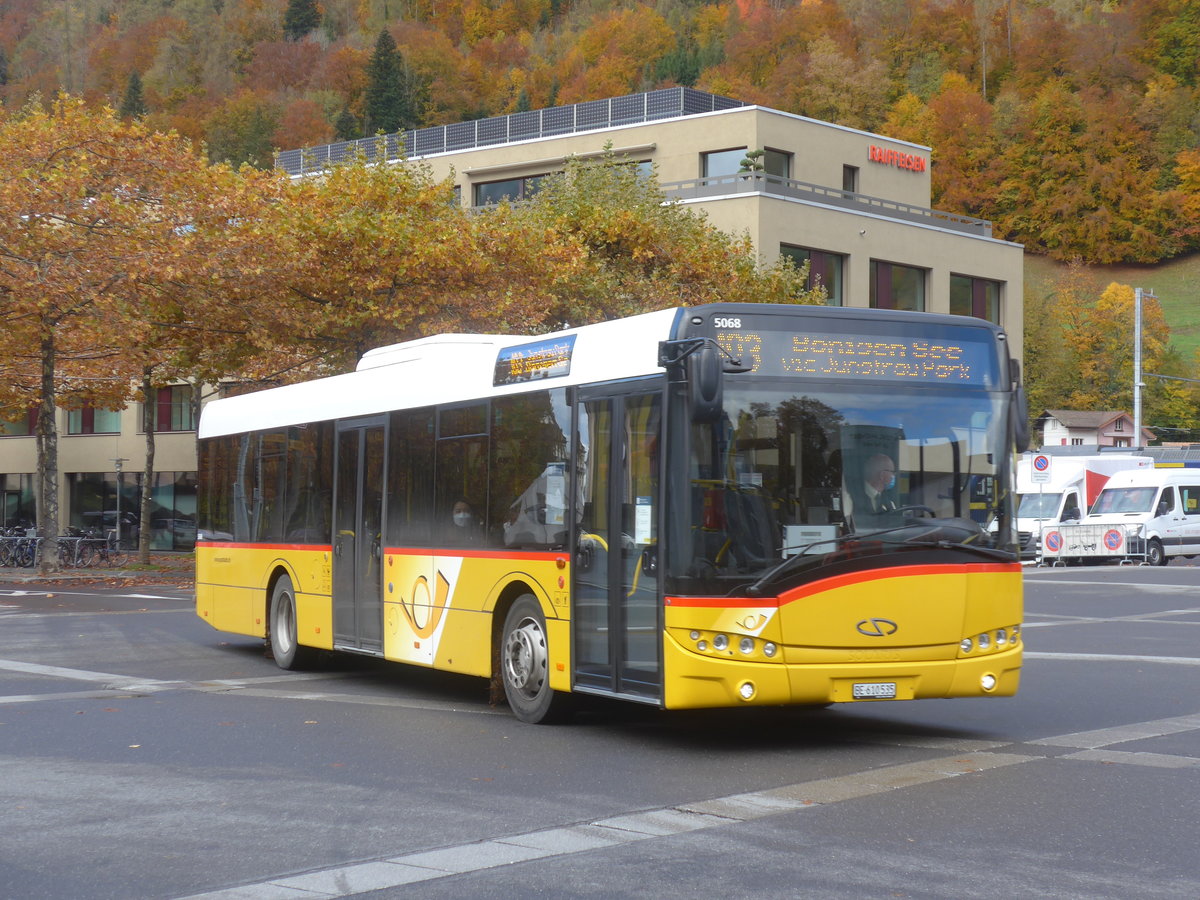 (222'616) - PostAuto Bern - BE 610'535 - Solaris am 24. Oktober 2020 beim Bahnhof Interlaken Ost