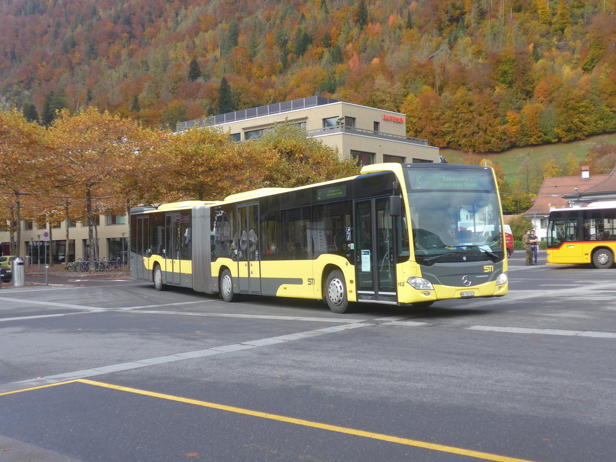 (222'620) - STI Thun - Nr. 162/BE 752'162 - Mercedes am 24. Oktober 2020 beim Bahnhof Interlaken Ost