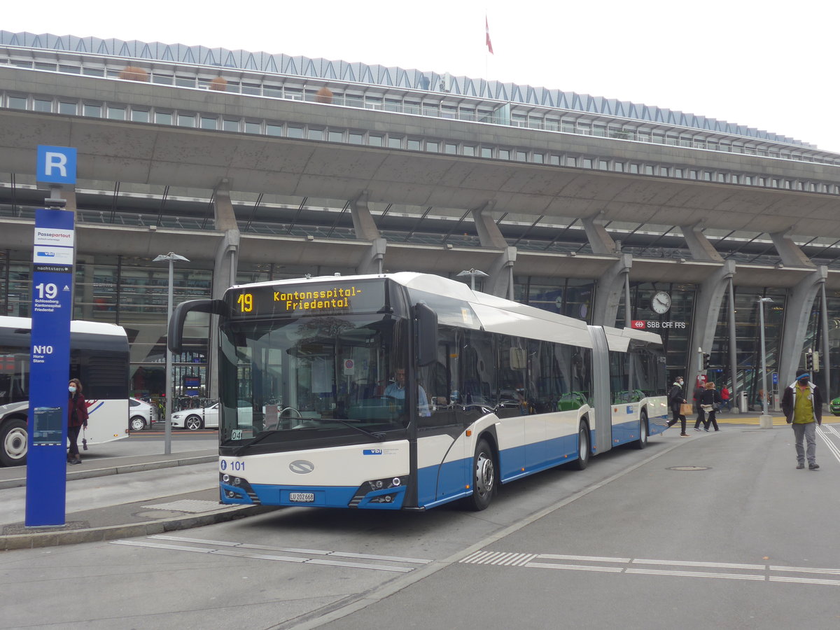 (222'775) - VBL Luzern Nr. 101/LU 202'668 - Solaris am 1. November 2020 beim Bahnhof Luzern