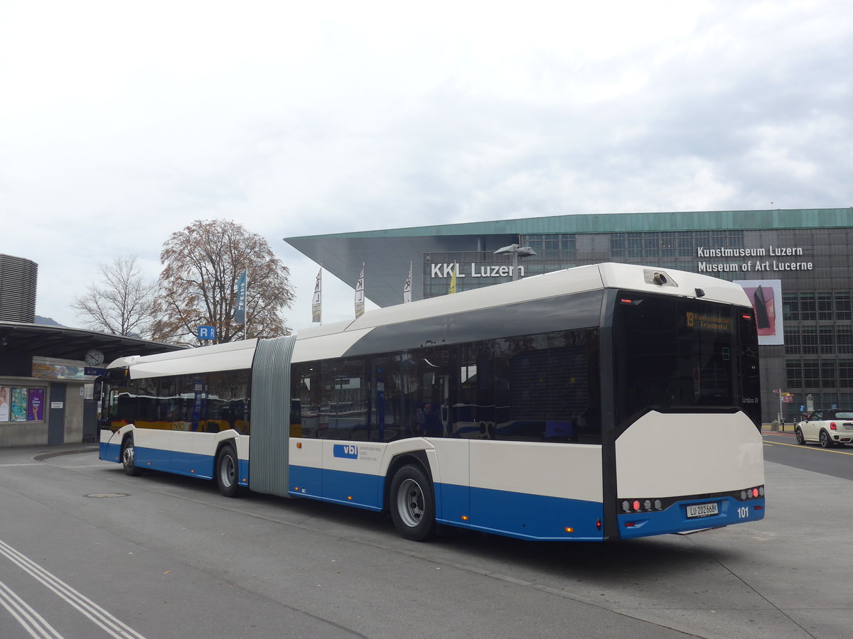 (222'777) - VBL Luzern - Nr. 101/LU 202'668 - Solaris am 1. November 2020 beim Bahnhof Luzern