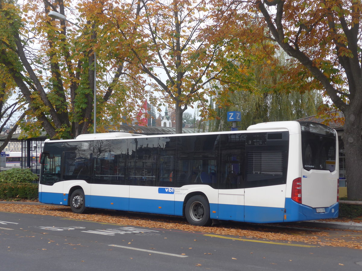 (222'780) - VBL Luzern - Nr. 86/LU 240'308 - Mercedes am 1. November 2020 beim Bahnhof Luzern