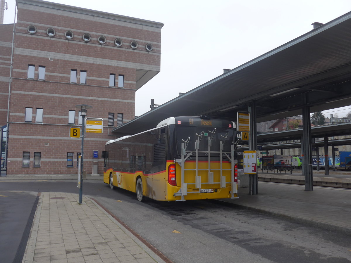 (222'877) - PostAuto Bern - BE 654'089 - Mercedes am 28. November 2020 beim Bahnhof Spiez