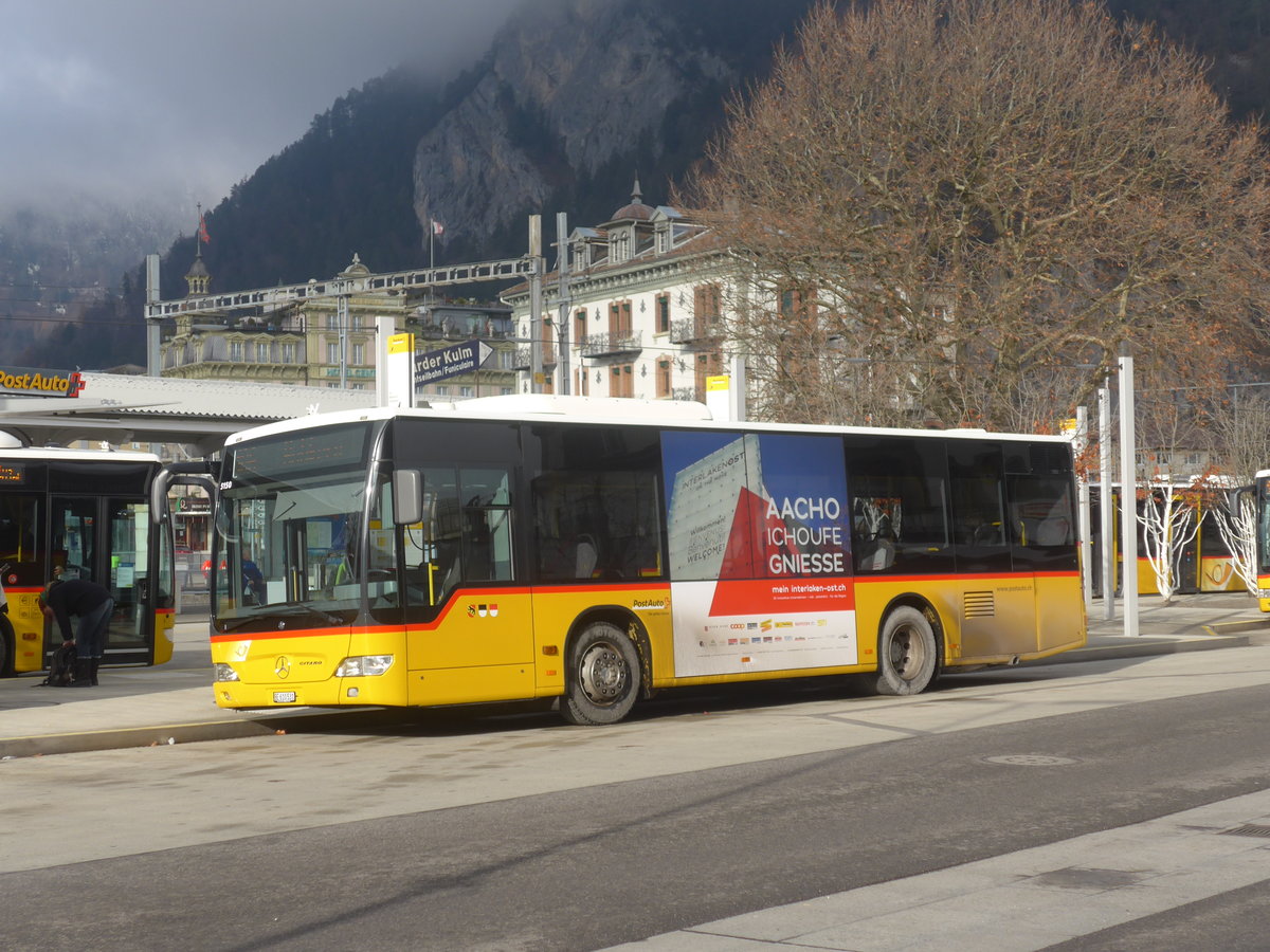 (222'970) - PostAuto Bern - BE 610'531 - Mercedes am 8. Dezember 2020 beim Bahnhof Interlaken West
