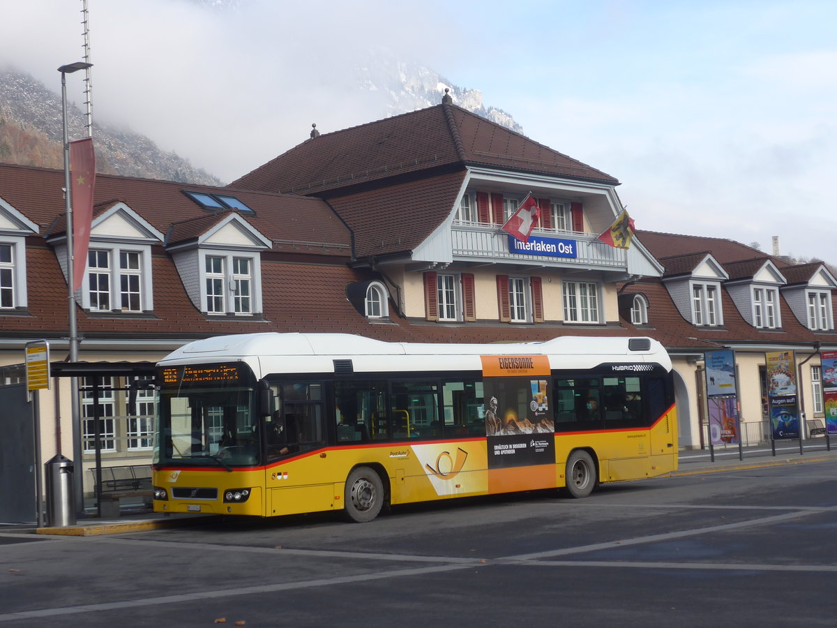 (222'973) - PostAuto Bern - BE 610'543 - Volvo am 8. Dezember 2020 beim Bahnhof Interlaken Ost