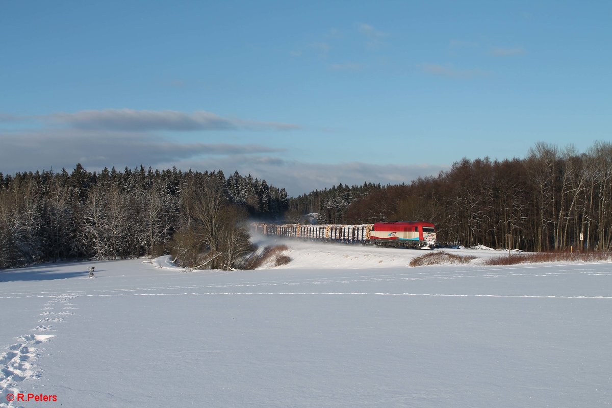223 032 zieht einen Holzzug von Cheb nach Deggendorf bei Oberteich. 17.01.17