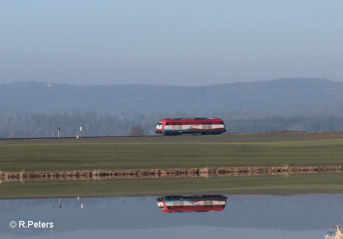 223 033 alias 420 13 kommt bei Oberteich als Lz zur�ck nach dem sie ein Kesselzug von Regensburg nach Cheb/Eger gebracht hatte. Im Hintergrund sieht man sie Wallfahrtskirche Maria Hilf in Fuchsm�hl. 18.03.16