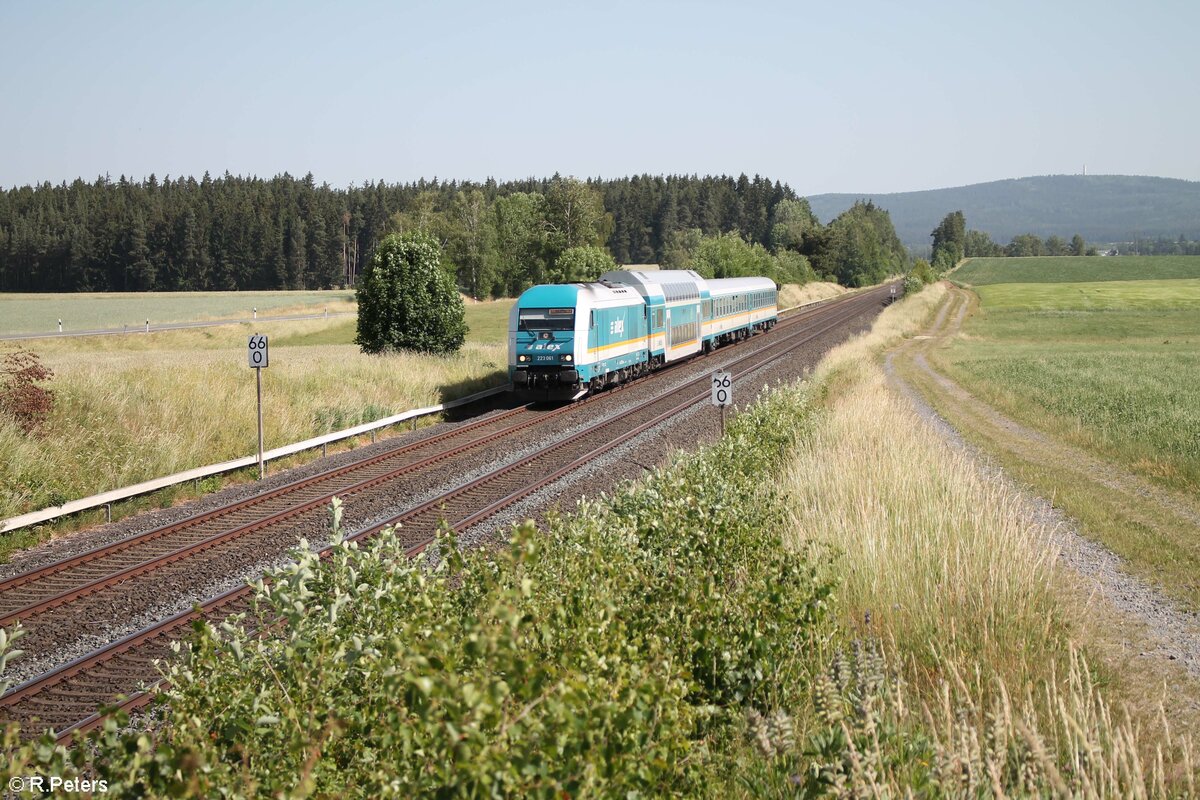 223 061 mit dem RE2 ALX 79860 Hof - M�nchen bei Neudes. 19.06.22